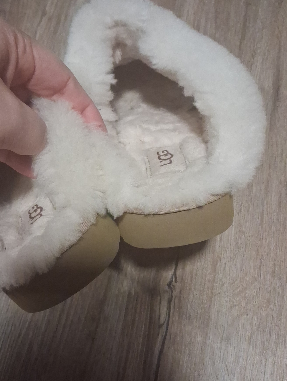 8.5 UGG Shearling Cuff Slip-On Slippers in Beige - Picture 5 of 7
